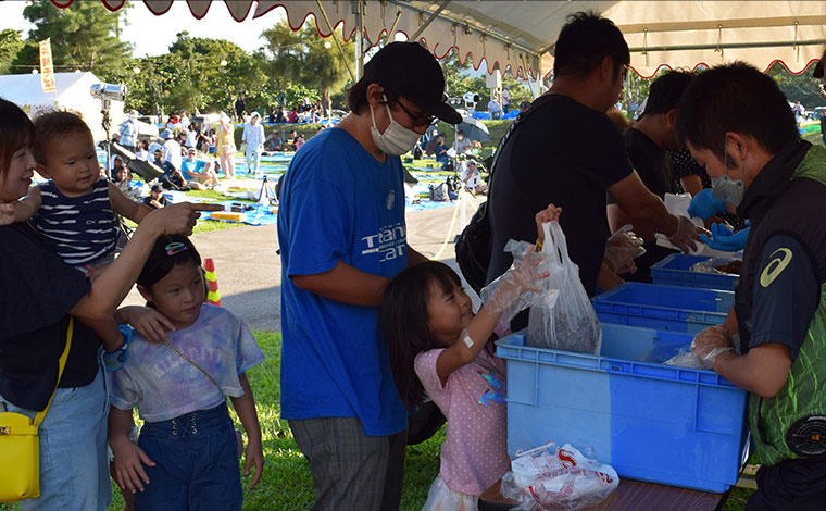 小さな子どもも楽しめる、もずくのつかみ取り<br />
写真提供：今帰仁村観光協会