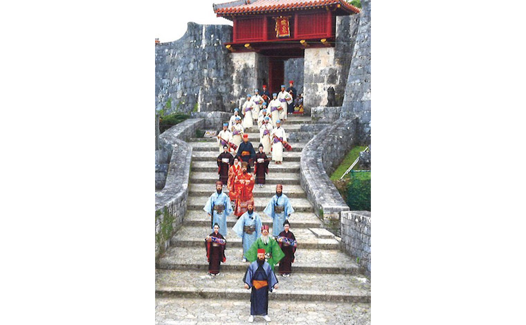 首里城公園の奉神門から守礼門、龍潭通りをまわる「古式行列」<br />
写真提供：国営沖縄記念公園（首里城公園）：首里城公園