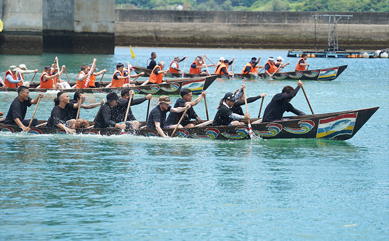瀬底大橋の下を潜り抜けるハーリー。　<br />
写真提供：本部町