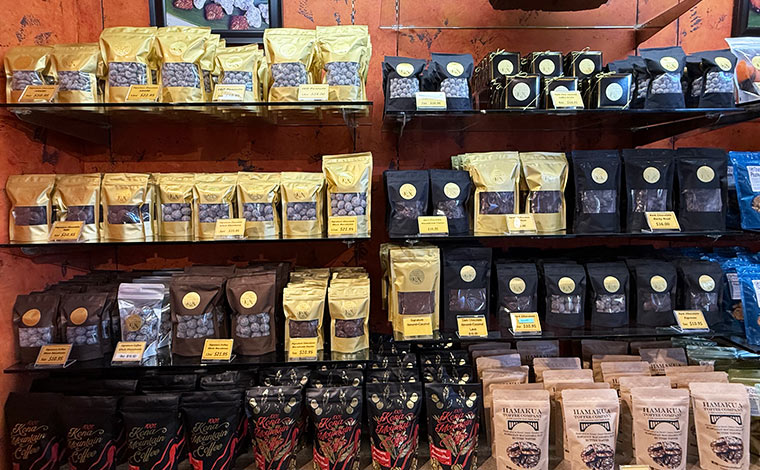 店内にはコーヒー以外にマカダミアナッツのチョコなどもある　