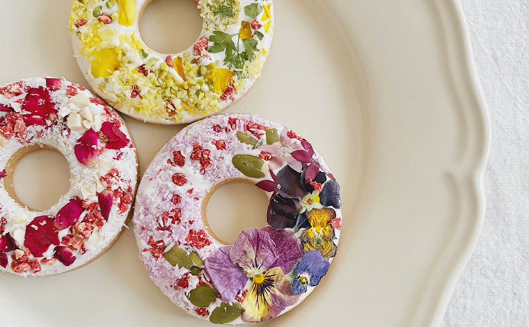 まるで絵画のような、エディブルフラワーを使ったL'teteのクッキー<br />
写真提供：L'tete