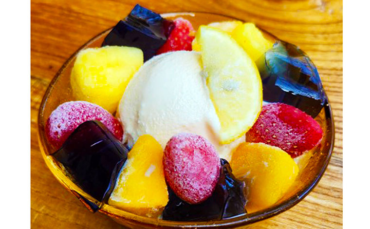 トロピカルフルーツカフェ「スコール」のバタフライピーゼリー<br />
写真提供：国営沖縄記念公園(海洋博公園)：熱帯ドリームセンター