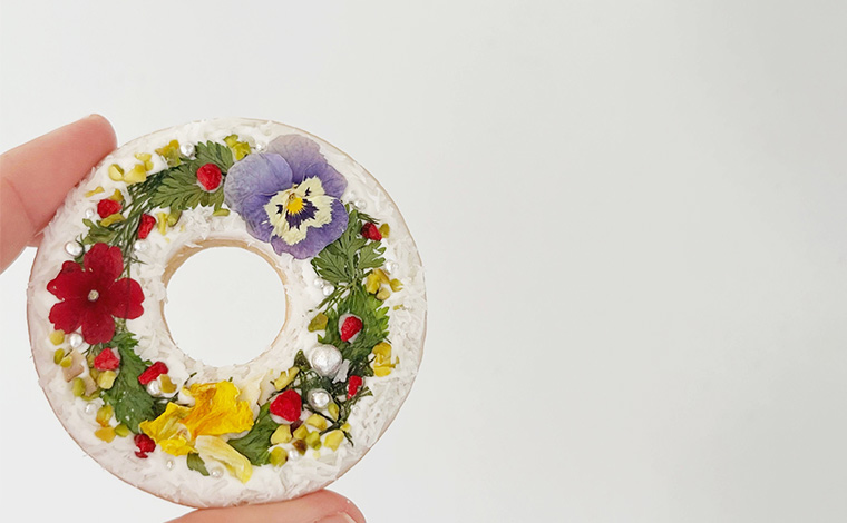 花びらを一枚ずつを丁寧に広げて乾燥させて、色鮮やかに仕上げる焼き菓子<br />
写真提供：L'tete