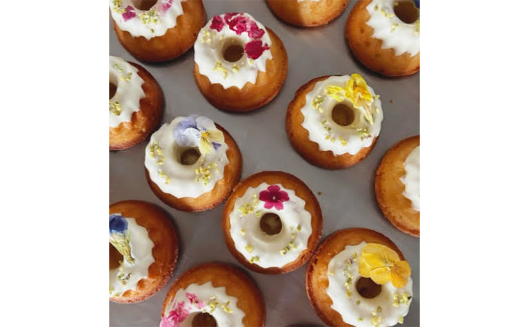 品ぞろえは日によって異なり、クッキーのほかクグロフやケーキがある場合も<br />
写真提供：L'tete