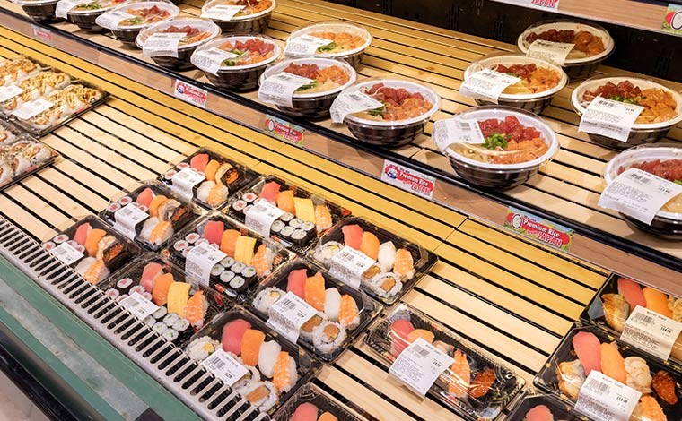 お寿司やポケ丼などお弁当・お惣菜が揃う