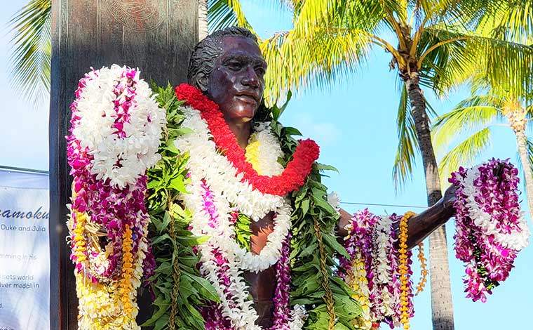 デューク・カハナモク・オーシャン・フェスティバルのレイ・セレモニー後のデューク像<br />
写真提供：Stephen C<br />
