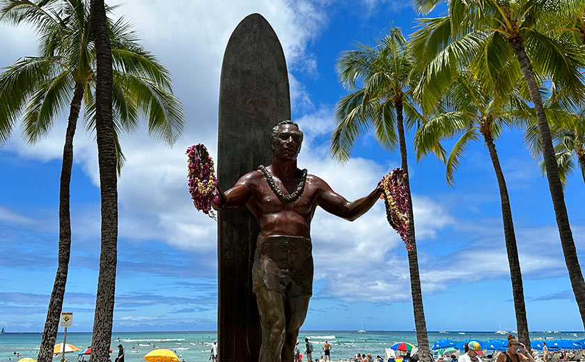 ワイキキ観光　デューク・カハナモク像