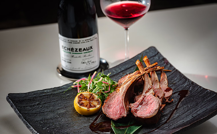 20ozの骨付きラム肉（92ドル）<br />
写真提供：ストリップステーキ