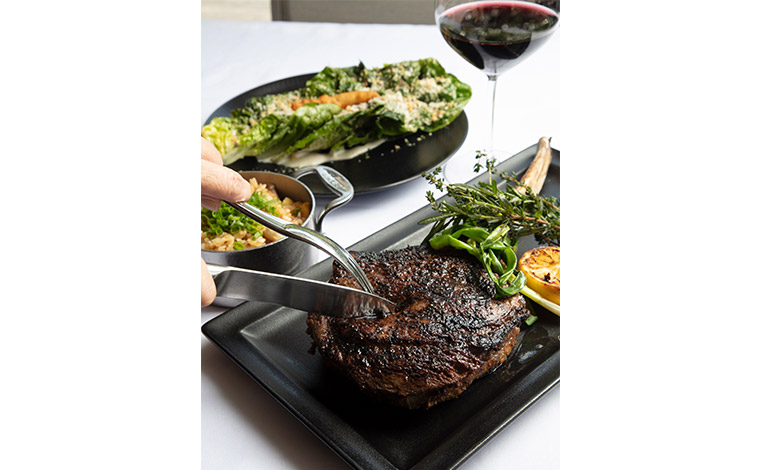 20ozのボーン・イン・リブアイ121ドル	<br />
写真提供：ストリップステーキ　ア・マイケル・ミーナ・レストラン<br />
