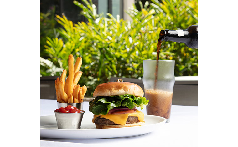 ハッピーアワーメニューの「ホロ・ホロ・バーガー＆フライ」（21ドル）<br />
写真提供：ストリップステーキ　ア・マイケル・ミーナ・レストラン