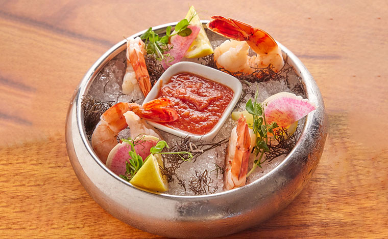 バリ シュリンプカクテル $29<br />
写真提供：ヒルトン・ハワイアン・ビレッジ・ワイキキ・ビーチ・リゾート<br />
