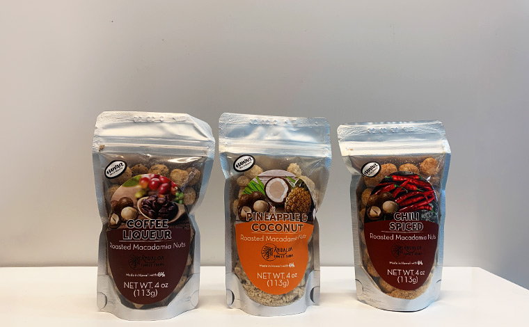 左からコーヒーリキュール、パイナップル＆ココナッツ、チリスパイスマカダミアナッツ　各9ドル