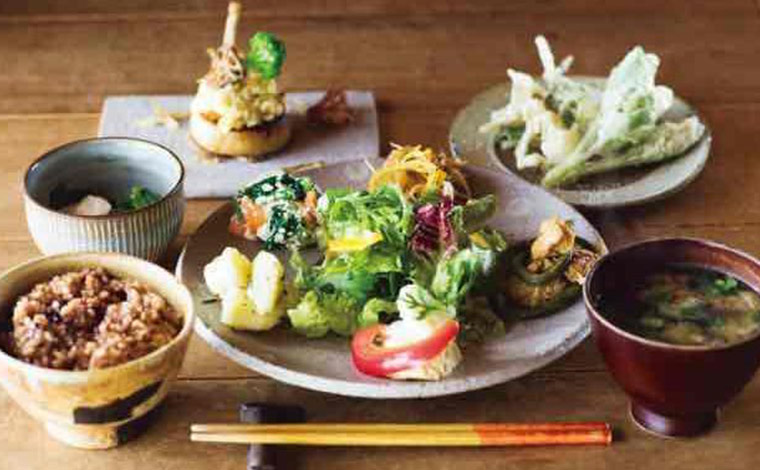 9品のお惣菜が盛られた日替わりの「こくうプレート」は1,700円。ドリンクセットもあります。