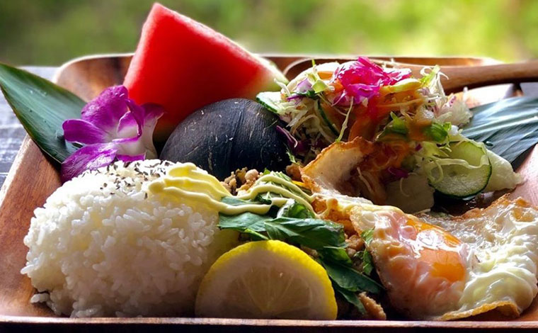 写真は「ヤンバルハーブの鶏肉ガパオライス」