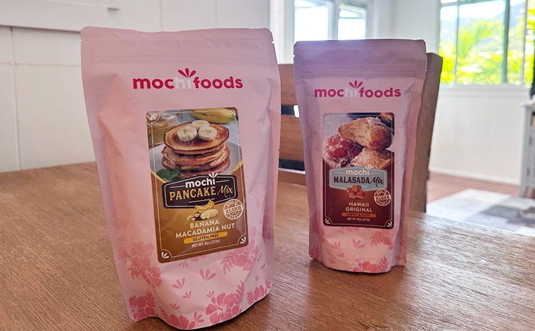 左 Mochifoods　Banana Macadamia Nut Pancake Mix<br />
右 Mochi Malasada Hawaii Original