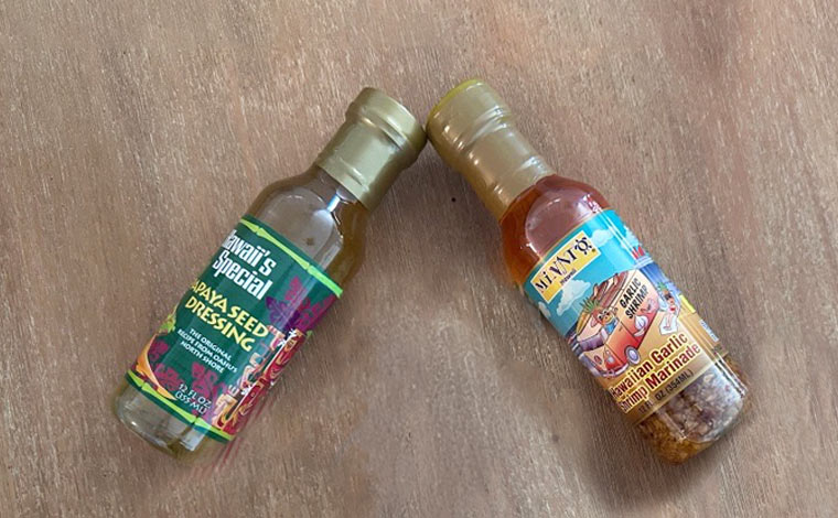 左 ハワイズスペシャルパパイヤシードドレッシング　　右 ミナト ハワイアンスタイルシュリンプマリネード