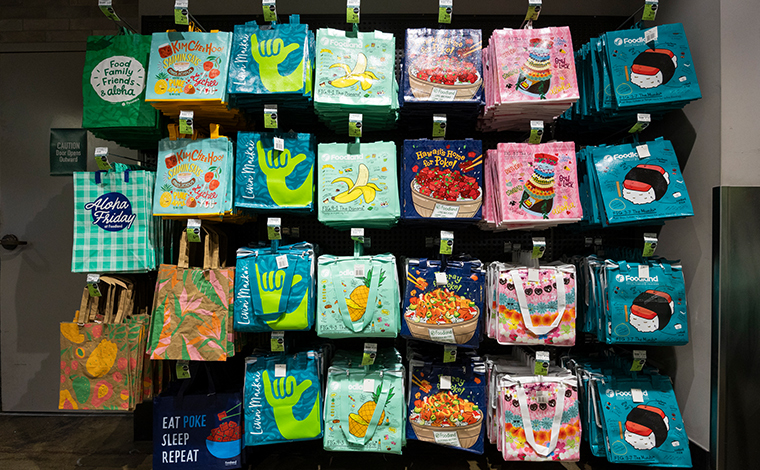 ポケやスパムむすびなどのイラストが描かれたエコバッグ（2.79ドル～）など、豊富に揃ったデザインが人気