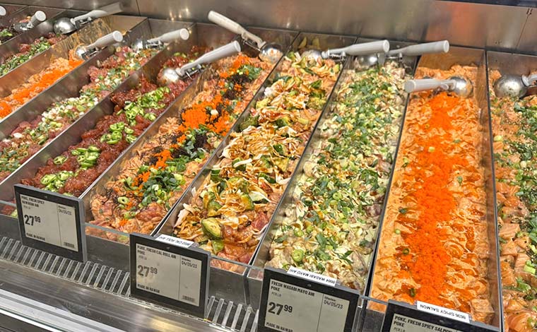 種類豊富で迷うほどのポケ。試食しながら選べる　ポケ丼（ポケ1種類 15.99ドル、2種類22.99ドル）