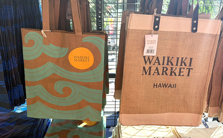 左）「ワイキキマーケット」オリジナルの紙製のトートバッグ9.95ドル、 右）ジュートトートバッグ27.99ドル