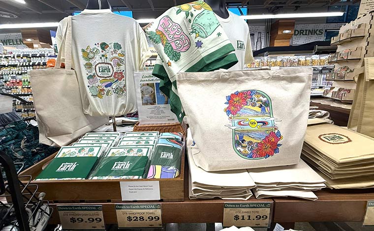 ダウントゥアース限定のコットンのTシャツ（34.99ドル）、トートバック（11.99ドル）、ビーチタオル（28.99ドル）