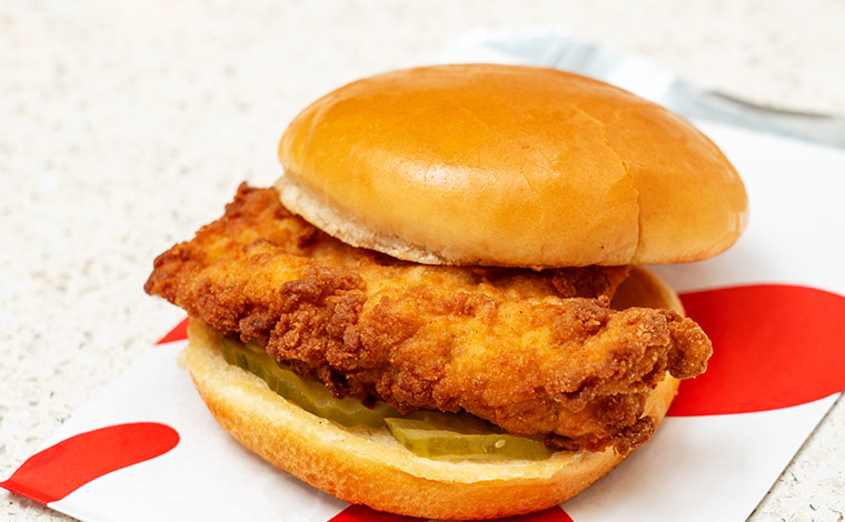 チックフィレイ®チキンサンドイッチ 単品6.85ドル、セット12.45ドル 