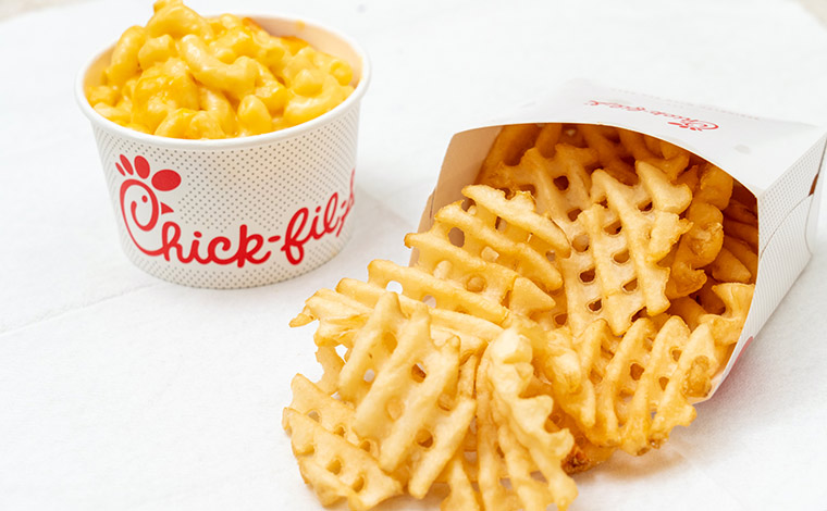 マック＆チーズ 5.25ドル、チックフィレイ・ワッフルポテトフライ®　Mサイズ 3.69ドル