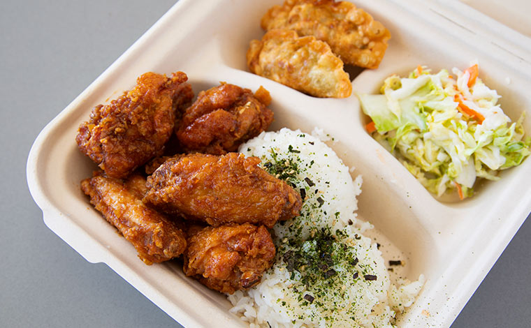 プレートランチ（6ピースのチキンウィング、餃子２つ、コールスロー、ライス）17.99ドル