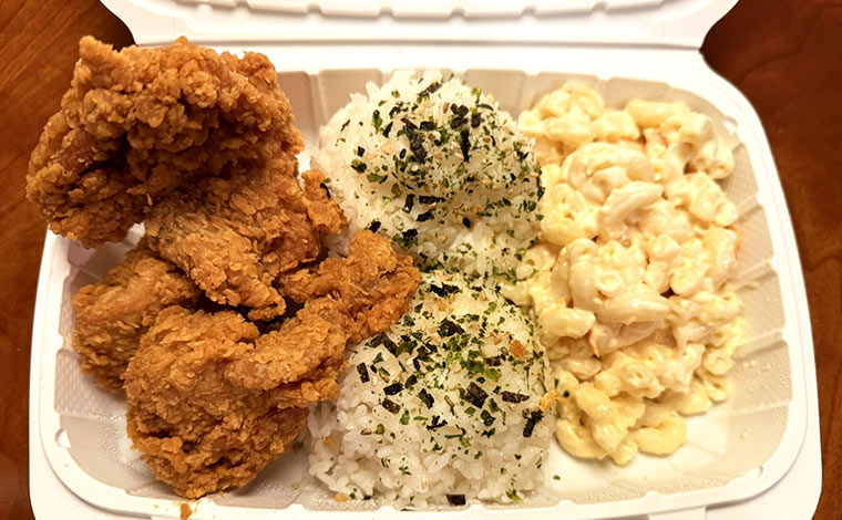 ミニボーンレスのプレート（4つのチキン、2スプーンのライス、マックサラダ）12.99ドル