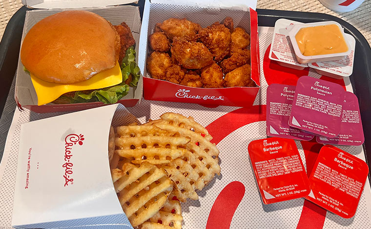 チックフィレイ®デラックスサンドイッチ アメリカン、チックフィレイ・ワッフルポテトフライ®、ドリンク　13.35ドル12個入りチックフィレイ®ナゲット 9.65ドル