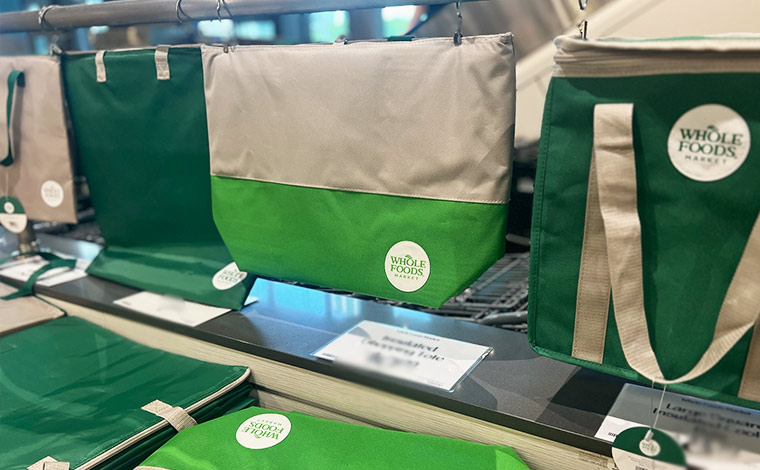 左 保冷ショッピングトート 10.99ドル/右 大型スクエア保冷クーラーバッグ 8.79ドル