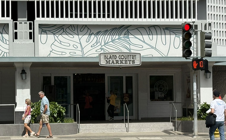 ヒルトン・ハワイアン・ビレッジ・ワイキキ・ビーチ・リゾートの前の交差点向いにある<br />
アイランド・カントリー・マーケット