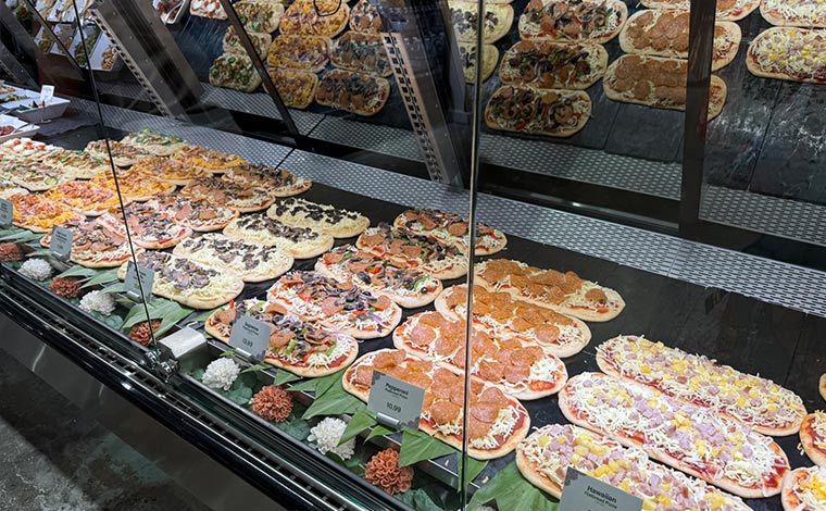 種類豊富なフラットブレッド型ピザは、お店で温めてもらうこともできる