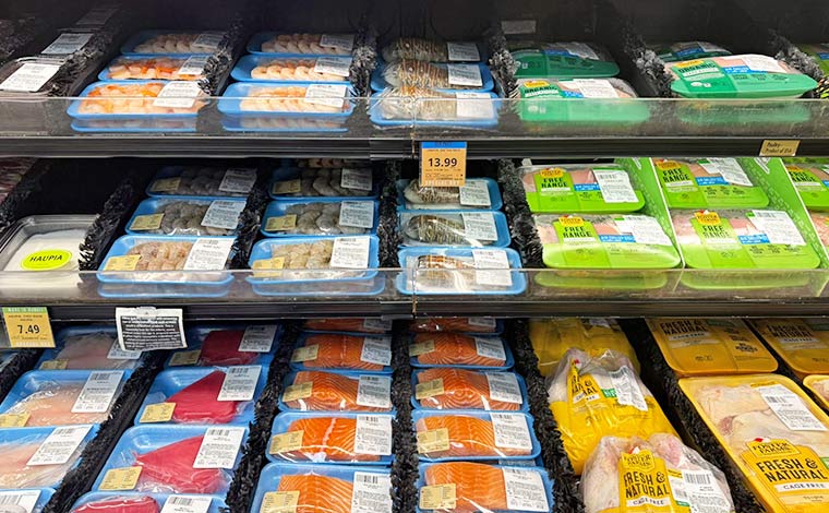 フードパントリーは、肉、魚介類、野菜など種類豊富