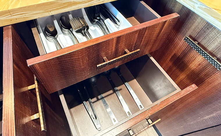 キッチンには料理器具をはじめ電化製品、食器、カトラリーが揃っている