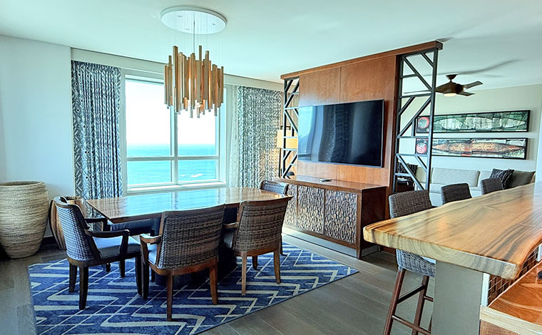 キッチンから海を望め、開放感あふれる広々としたダイニングスペース